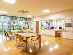 明るい食堂の様子