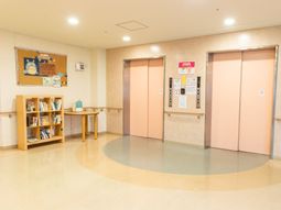 明るいエレベーターホール
