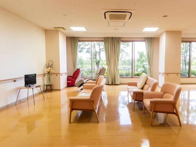 広々としたリビングスペース 共有スペース ゆったりとした椅子が配置されたくつろぎ空間です。窓からは自然光が入り、明るい雰囲気をお楽しみいただけます。