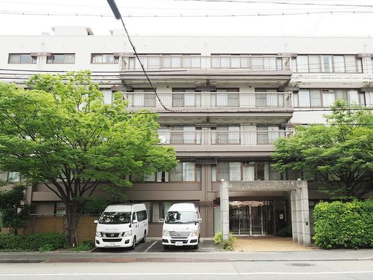 緑に囲まれた施設外観  