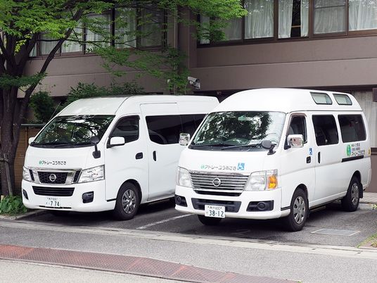 送迎車が並ぶ外観  