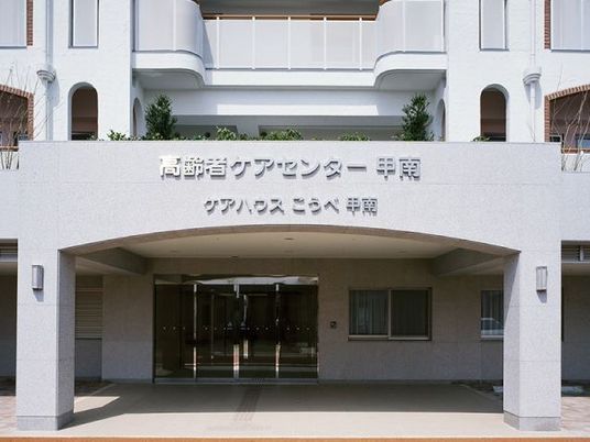 エントランスの綺麗な建物