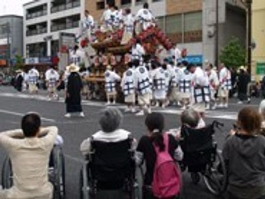 車椅子の方々と祭り