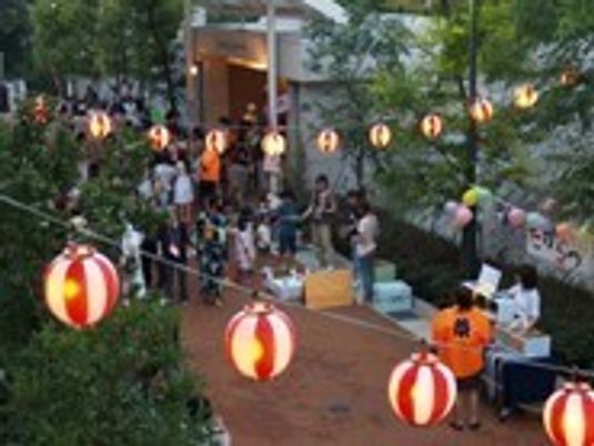 夕暮れ時の賑やかな庭