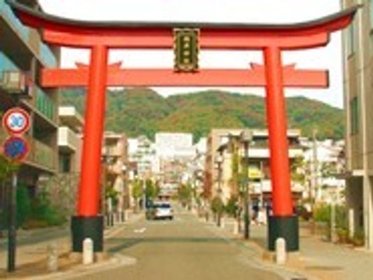 街路に建つ鳥居