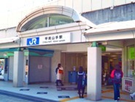 駅前の賑やかな風景