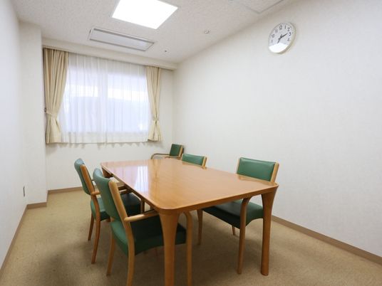 明るい会議室の内観
