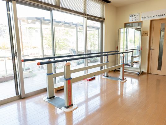 機能訓練室の明るい空間