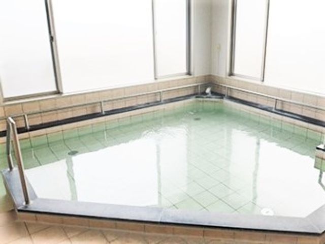 清潔な浴室 浴室 ゆったりとした空間の浴室です。明るい窓からの自然光が心身のリラックスを助けます。