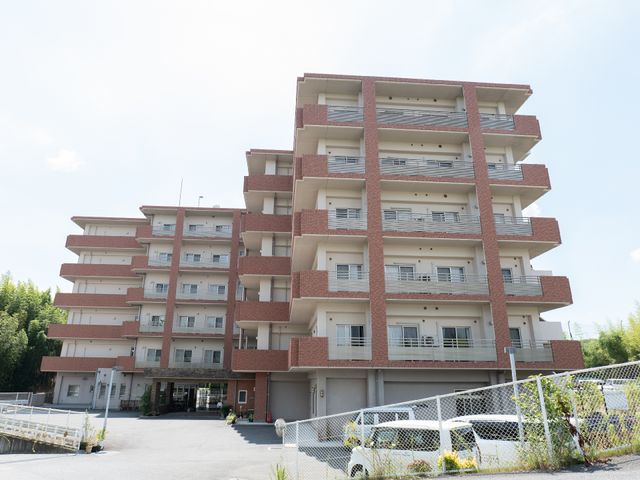 多階層の建物の外観 外観 ゆったりとした空間のある明るい建物です。周囲の緑との調和も感じられ、穏やかな環境が広がっています。
