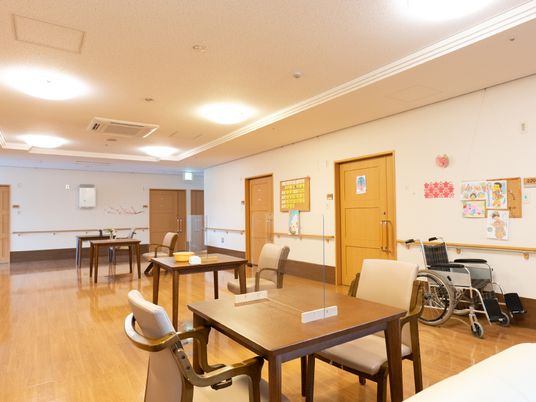 ゆったり明るい食堂空間