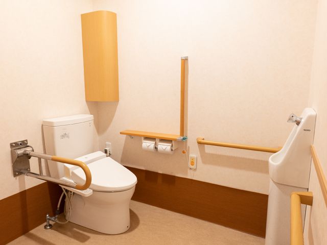 バリアフリートイレ設備 トイレ 手すり付きで安全性に配慮した清潔なトイレです。利用者の快適な日常生活を支える環境が整っています。