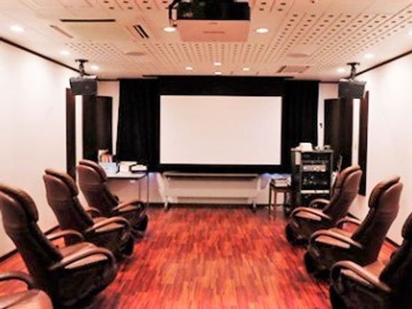 快適な椅子のある映画観賞室