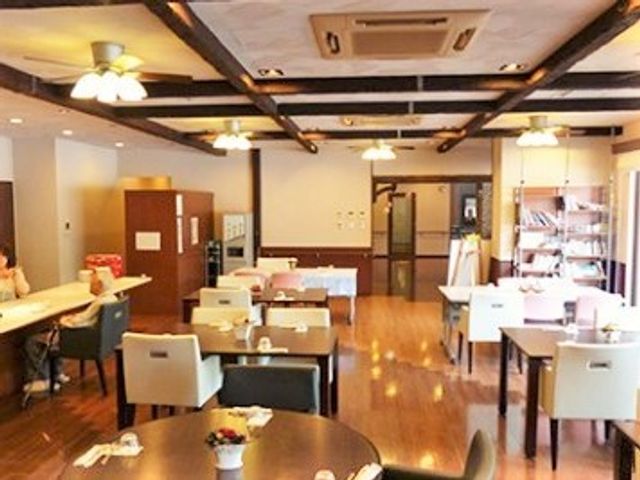 広々とした快適な食堂 レストラン 開放感のあふれる食堂で、入居者様が明るい雰囲気の中で食事をされています。ゆったりと配置されたテーブルと椅子が、快適な食事時間を約束します。
