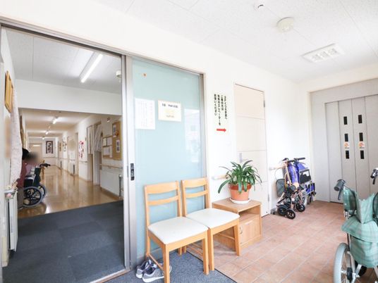 廊下の入口と車椅子