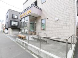 モダンな建物のエントランス