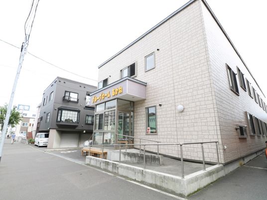 施設外観と看板の画像