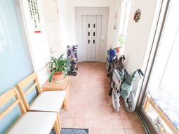 エントランスの椅子と車椅子