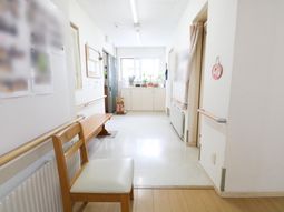 明るい廊下の風景