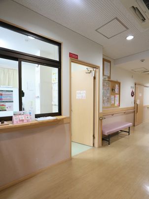 廊下と受付カウンター