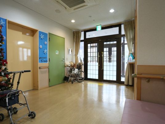 エントランスと車椅子