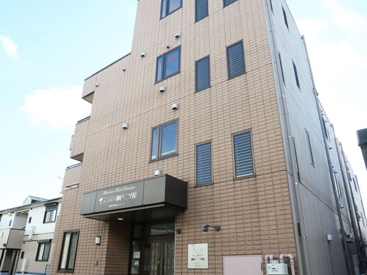 茶色の外観の建物