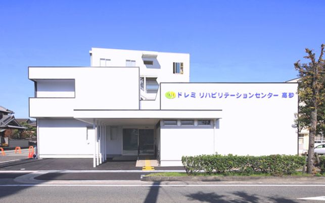白い建物の外観
