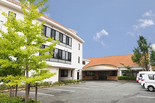 駐車場のある建物外観