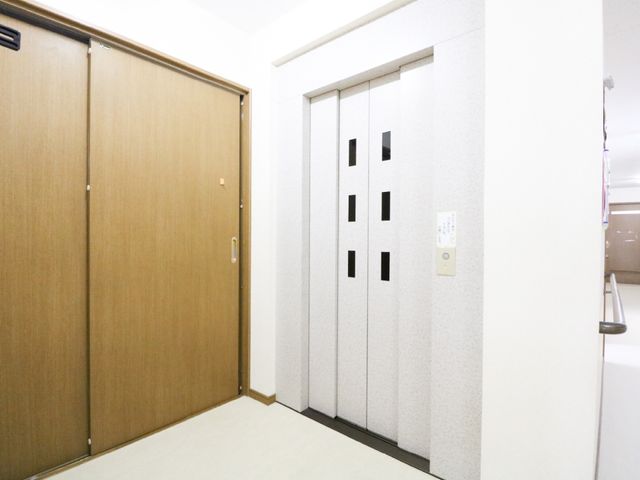清潔なエレベーターホール エレベーターホール 光が差し込む広々としたスペースには、行動がスムーズに行えるエレベーターが設置されております。