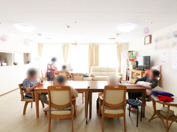 共有スペースでくつろぐ様子