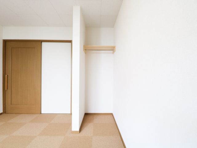 シンプルな居室の一角 収納 落ち着いた色合いの居室には、余裕のあるスペースが確保されており、ご自身のお好きな家具などで自由にアレンジ可能です。