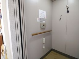 安全ハンドレール付き廊下