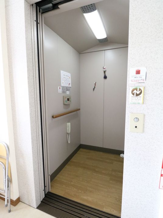 バリアフリー設計のエレベーター