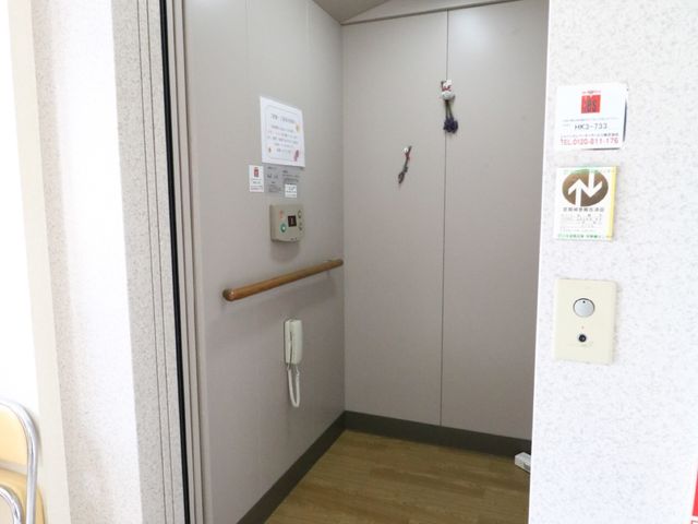 バリアフリー設計のエレベーター エレベーター スムーズな移動をサポートするエレベーターです。手すりや広いスペースが確保されており、皆様の快適な利用をお約束します。