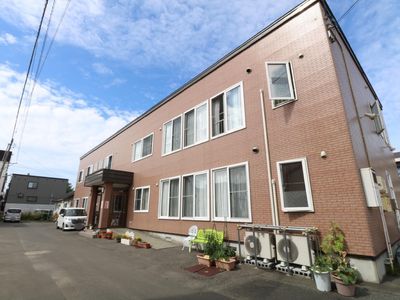 明るい外観の建物