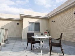 白い外壁の建物外観