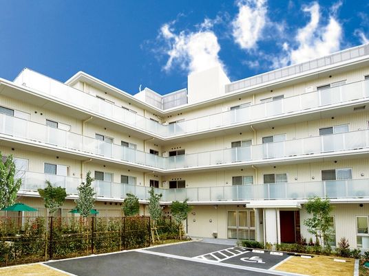 外観の明るい建物