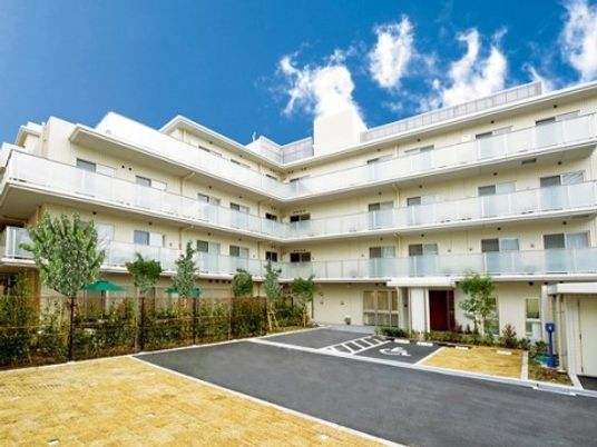 明るい白い建物の外観