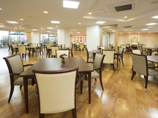 広々とした明るい食堂