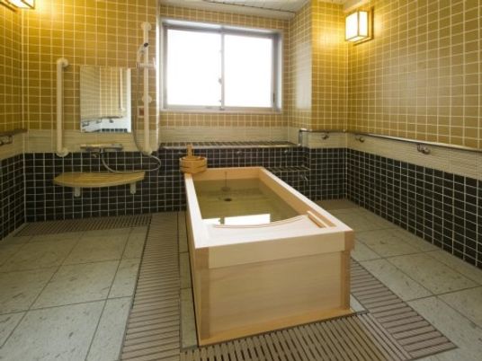 木製の浴槽と手すり