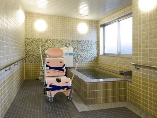 清潔な浴室とシャワーチェア