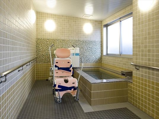 バリアフリー設計の浴室