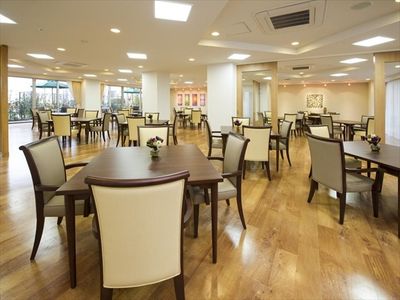 広々した明るい食堂