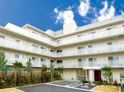 白基調の建物外観