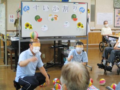 すいか割りを楽しむ様子