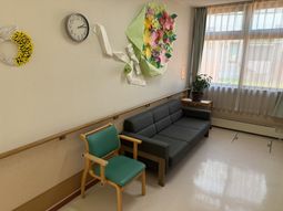 ソファと椅子のある部屋