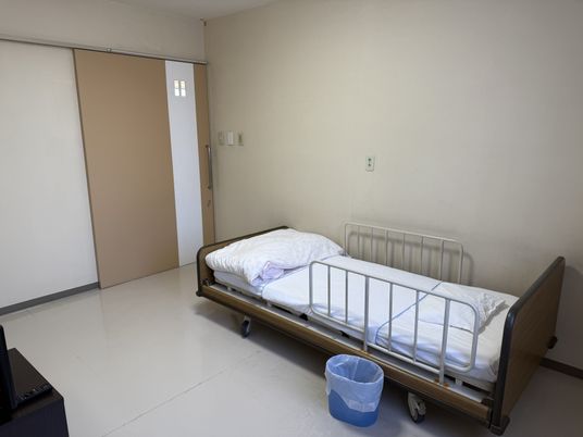 シンプルな介護用ベッドの居室