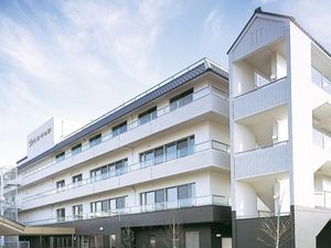 白い建物の外観  