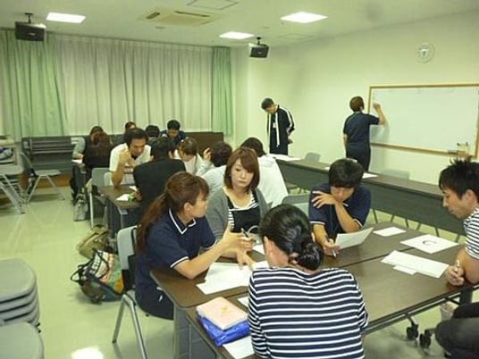 会議室で学ぶ様子  