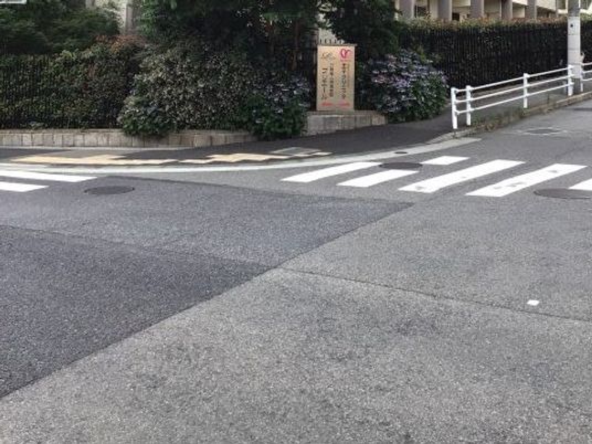 施設前の道路と看板の外観  